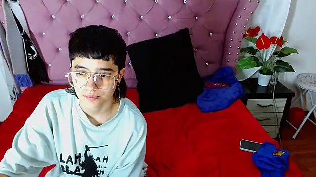 katalinathxandbritney1's cam snapshot