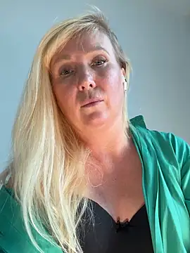 EmmaInLove23 live sex cam