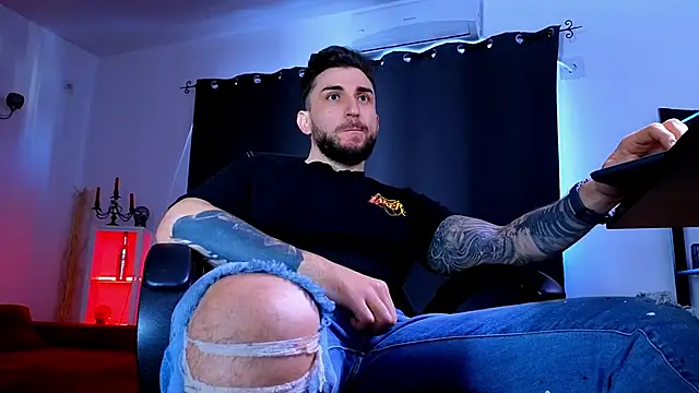 MightyAaron66 live sex cam