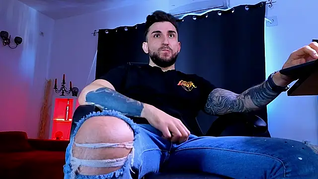 MightyAaron66 live sex cam