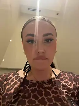 KiraSunshine live sex cam