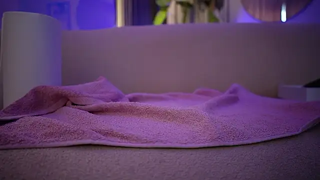 KaylaLuxx_'s cam snapshot