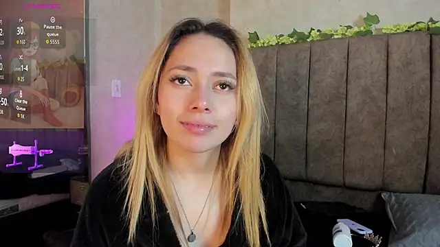 LanaMills_'s cam snapshot