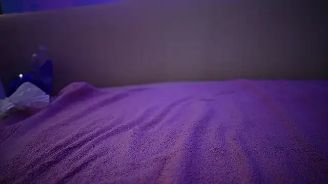 KaylaLuxx_'s cam snapshot