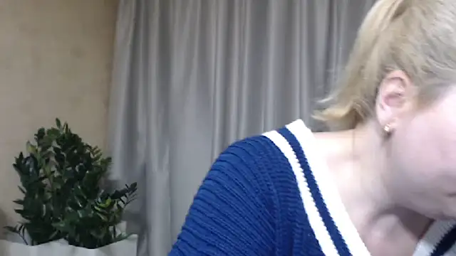 sweetpussy13's cam snapshot