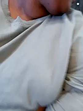 LadyBear2002's cam snapshot