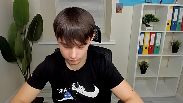 AlejandroEllias live sex cam