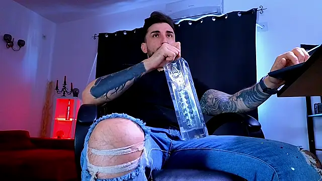 MightyAaron66 live sex cam