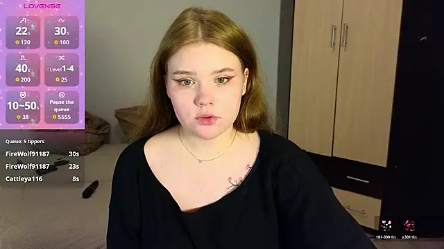 LaseyMoon live sex cam