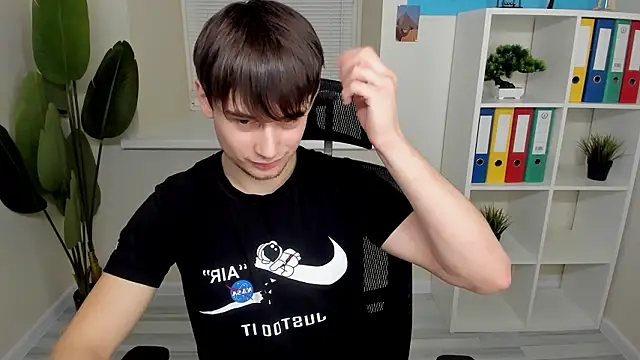 AlejandroEllias live sex cam