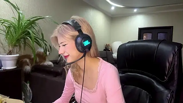 LadyFoxLove's cam snapshot