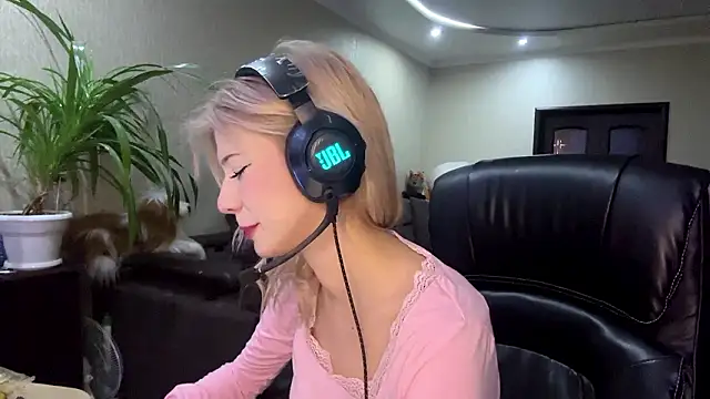 LadyFoxLove's cam snapshot