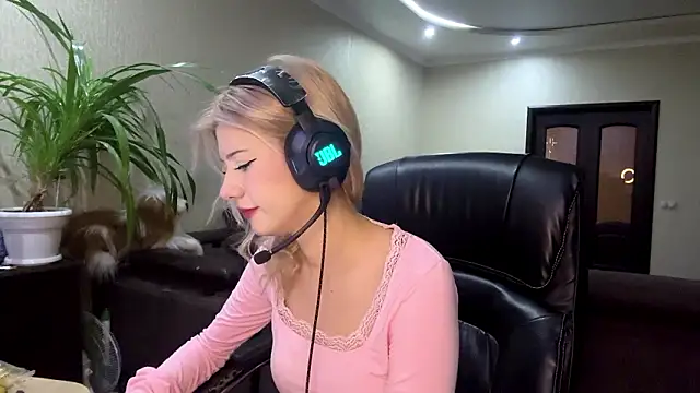 LadyFoxLove's cam snapshot