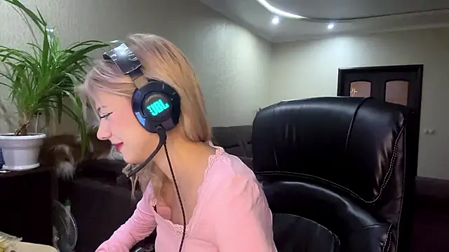 LadyFoxLove's cam snapshot