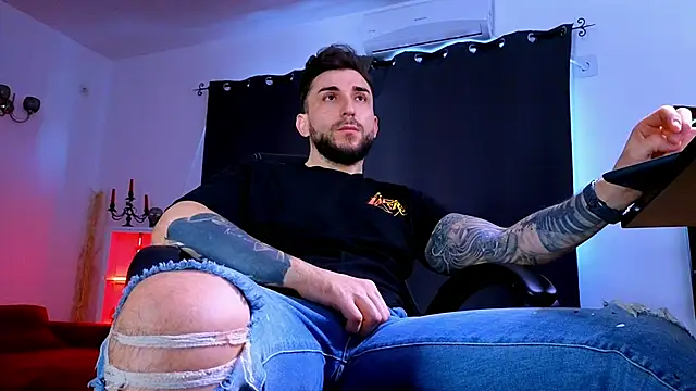 MightyAaron66 live sex cam