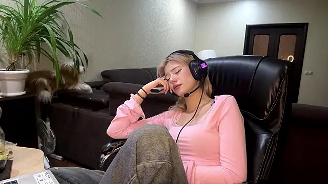 LadyFoxLove's cam snapshot