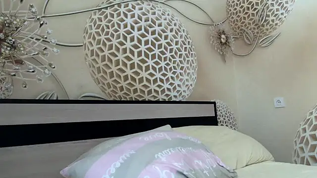 Yourrealgirl's cam snapshot