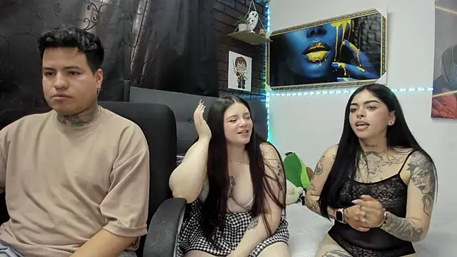 emii_cris_issabell's cam snapshot