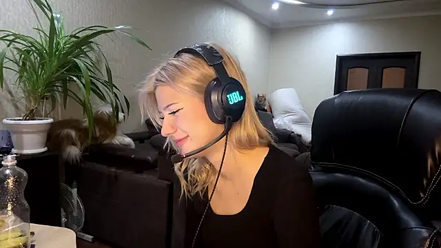 LadyFoxLove's cam snapshot