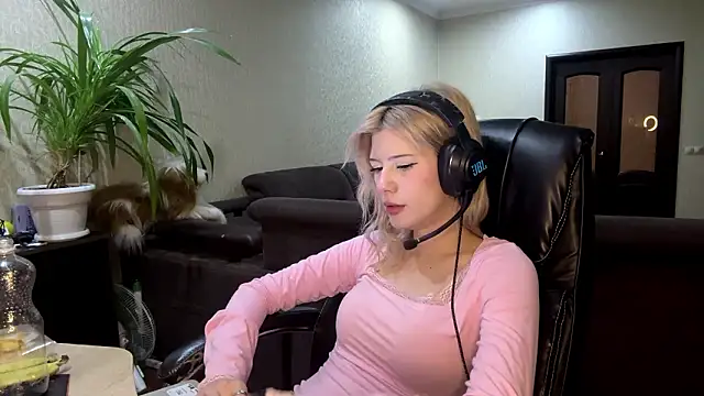 LadyFoxLove's cam snapshot