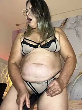 Lucy_Milf_474's cam snapshot