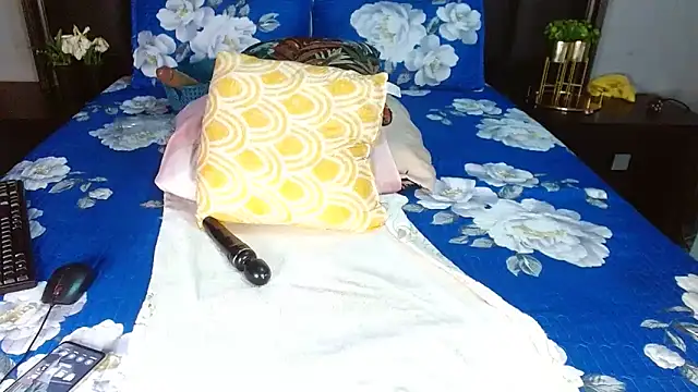 NaughtyLuux10's cam snapshot