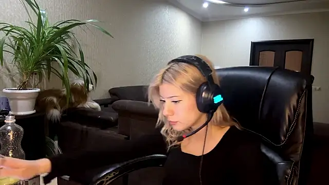 LadyFoxLove's cam snapshot