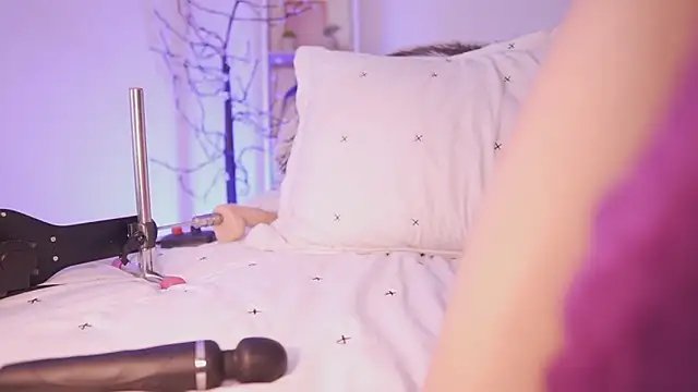 Enola_Holmes_'s cam snapshot