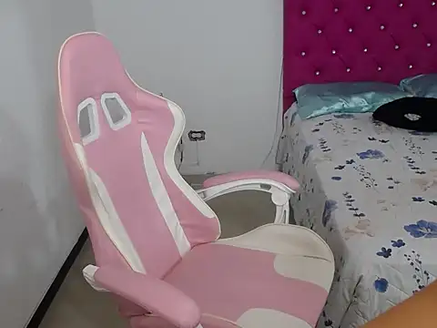 sara_queen69's cam snapshot