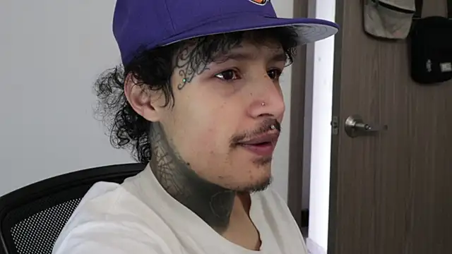 trieone live sex cam