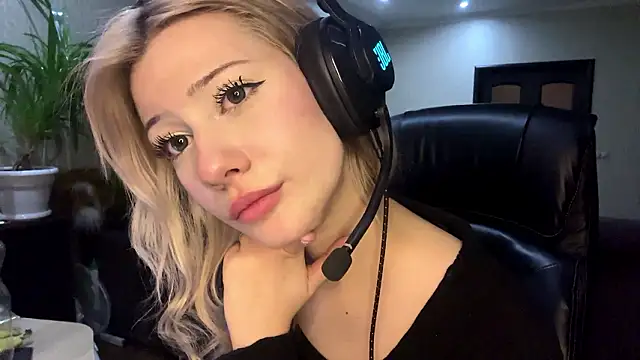 LadyFoxLove's cam snapshot