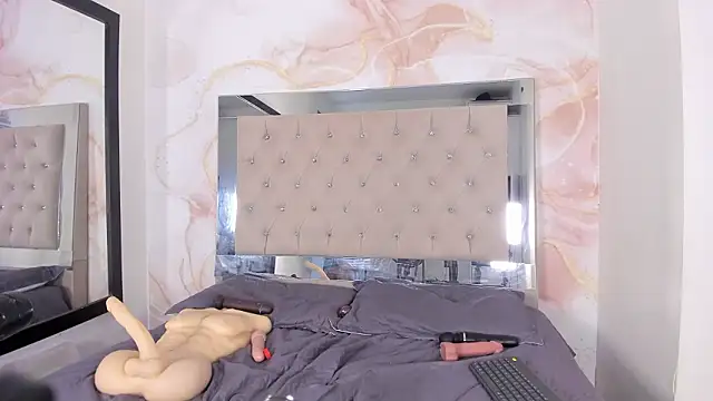 ainaah_'s cam snapshot