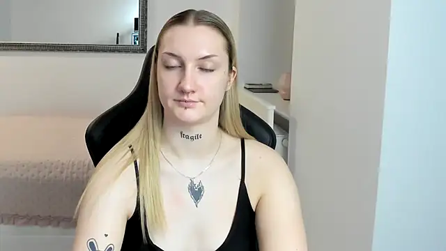 AlexaTease's cam snapshot