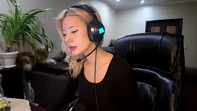 LadyFoxLove's cam snapshot