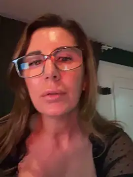 NaughtyMilla live sex cam