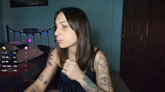 -AliceWonder-'s cam snapshot