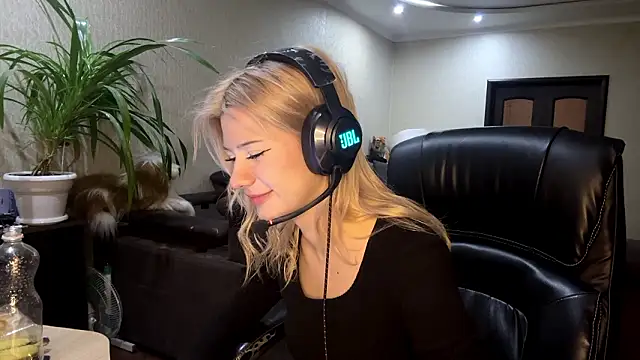 LadyFoxLove's cam snapshot