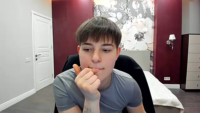 EmiliaYours's cam snapshot