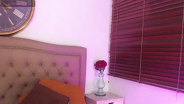 Adara_Ferrara live sex cam