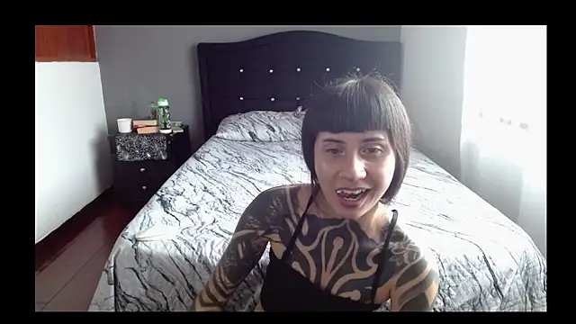 Emilia_1995 live sex cam