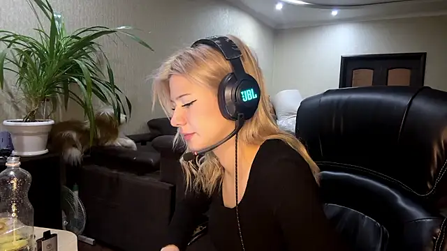 LadyFoxLove's cam snapshot