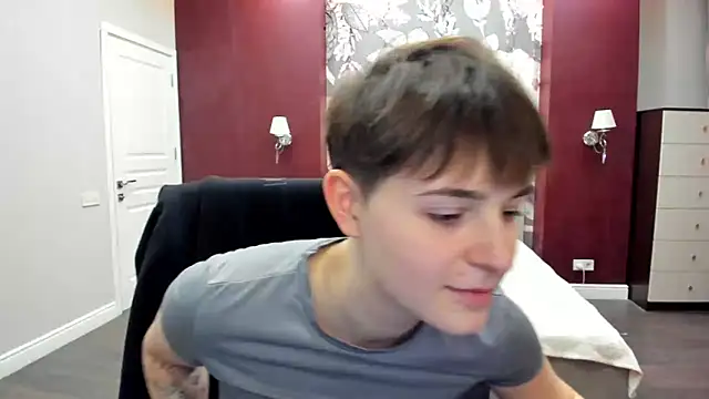 EmiliaYours's cam snapshot