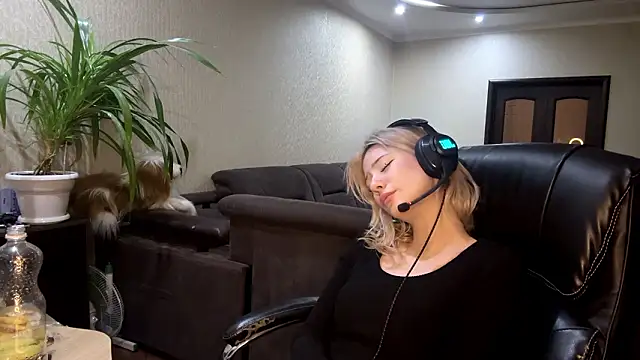 LadyFoxLove's cam snapshot