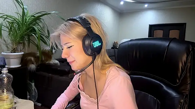 LadyFoxLove's cam snapshot