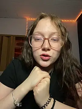 YoungLisaa18 live sex cam