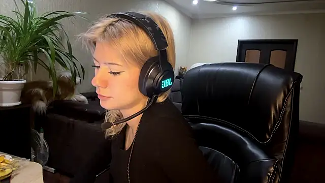 LadyFoxLove's cam snapshot