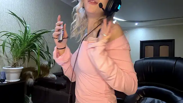 LadyFoxLove's cam snapshot