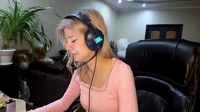 LadyFoxLove's cam snapshot