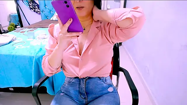 BitterMomXxx live sex cam