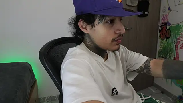 trieone live sex cam